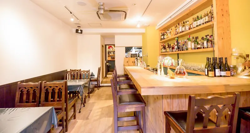 テーブル席と木製カウンターのある飲食店